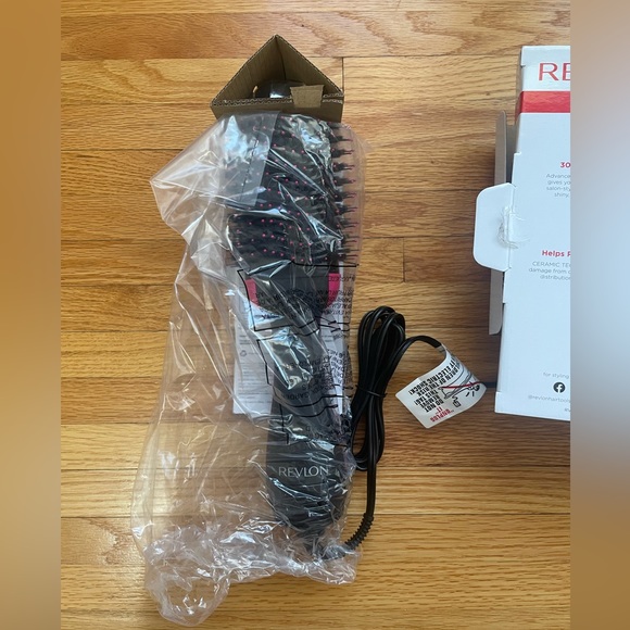 BNIB Revlon Hair Dryer Round Brush - Picture 3 of 5